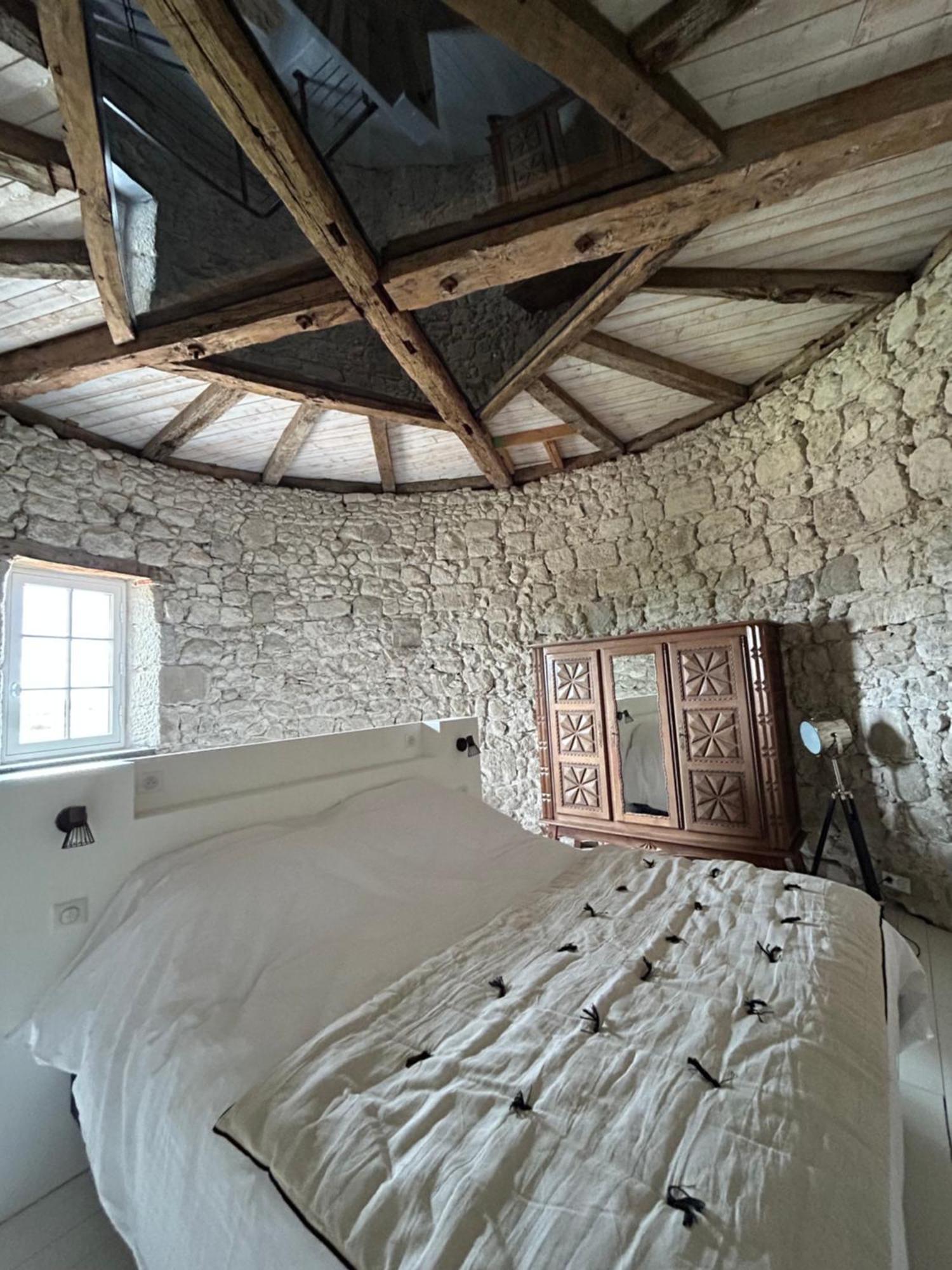 Un Petit Chateau Lauzun Exterior photo