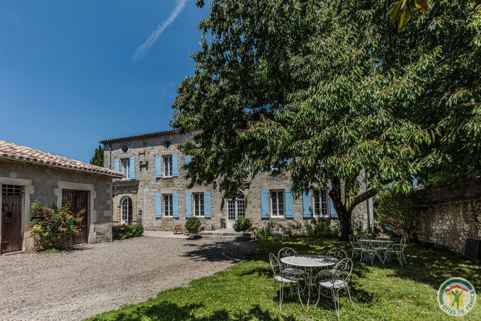 Un Petit Chateau Lauzun Exterior photo